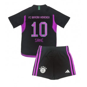 Bayern Munich Leroy Sane #10 Koszulka Wyjazdowych Dziecięca 2023-24 Krótki Rękaw (+ Krótkie spodenki)